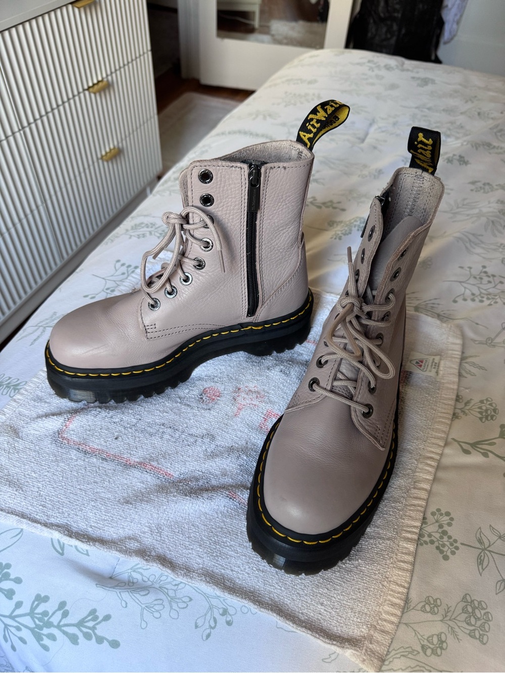 Dr Martens Jadon III 8-Eye Leather Platform Boots Vintage Taupe Pisa